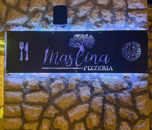 Osvijetljeni metalni natpis za pizzeriju