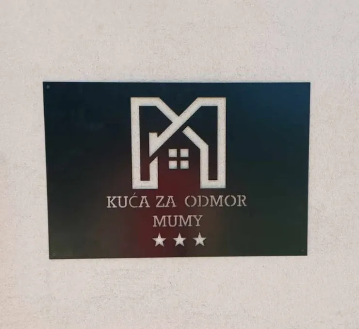 Metalna pločica s logom za kuću za odmor